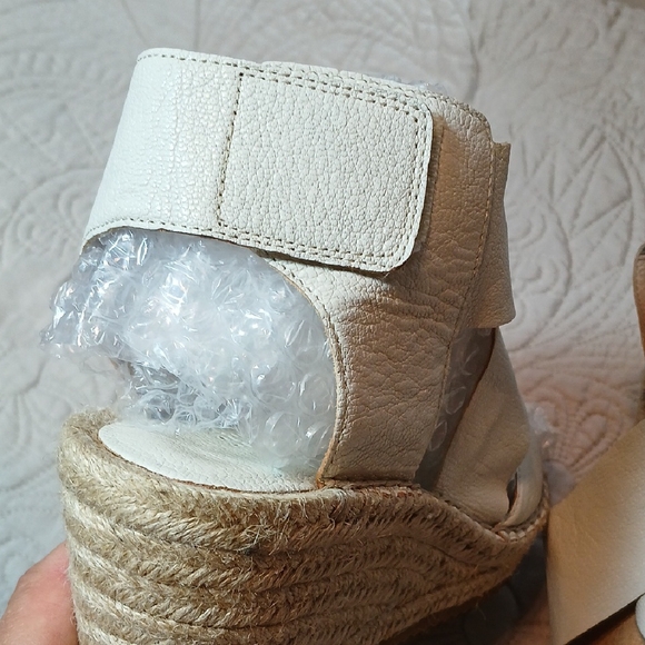 Eileen Fisher Elegant Cream Leather Wedges - Picture 5 of 9